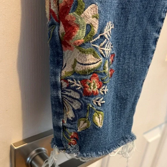 Blank NYC Skinny Classique Embroidered Jeans - Picture 4 of 13